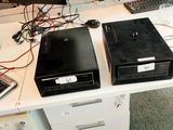 deux ordinateurs de bureau et un ordinateur portable posés sur un bureau blanc