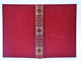 un livre rouge avec des bordures dorées et une couverture rouge