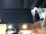 une table sur laquelle se trouvent un ordinateur portable et quelques autres objets