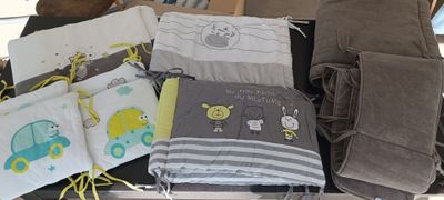 beaucoup d'articles pour bébé dans le coffre d'une voiture