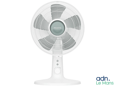 une photo d'un ventilateur de table blanc posé sur un pied blanc