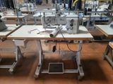 une machine à coudre posée sur une table dans une usine