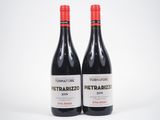 deux bouteilles de vin rouge sont posées côte à côte sur une surface blanche