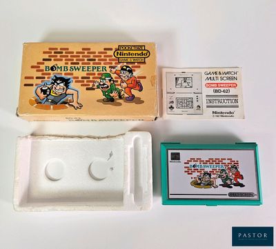 un jeu Nintendo dans la boîte et un jeu Nintendo dans la boîte