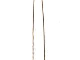 collier avec une longue chaîne en argent sur fond blanc