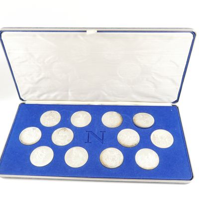 une boîte de pièces d'argent dans un écrin bleu sur fond blanc