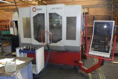 une grande machine installée dans un bâtiment