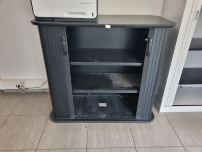 une armoire noire sur laquelle est posée une imprimante