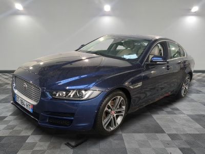 La Jaguar bleue est garée dans le showroom.