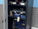 une photo d'une armoire métallique contenant des outils