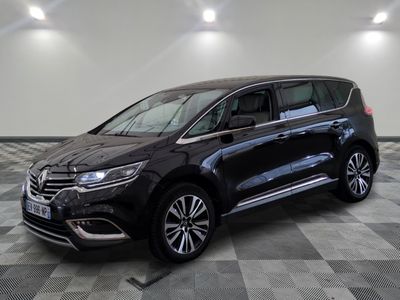 Un SUV Volkswagen noir est garé dans une grande pièce.
