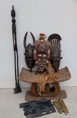 une statue représentant un homme assis sur un banc, avec un couteau, une fourchette et d'autres objets