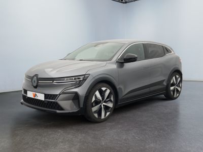 Le nouveau SUV Volkswagen e-TRC est exposé dans un showroom