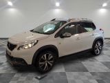 la voiture blanche est garée dans le garage sur un sol en damier