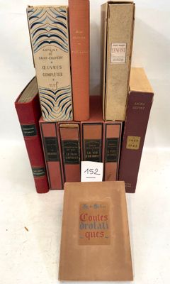 plusieurs livres sont empilés sur une table
