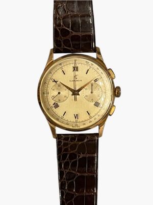une image d'un gros plan d'une montre-bracelet sur un fond blanc