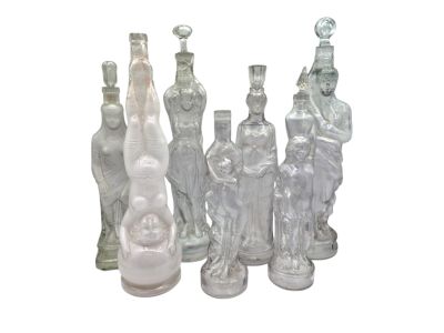 de nombreuses figurines en verre posées sur une surface blanche