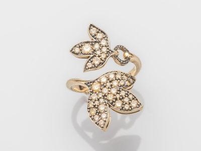 une bague en diamant et en or, signée Cartier
