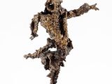 sculpture en bronze représentant un homme, posée sur un socle en bois, avec un fond blanc