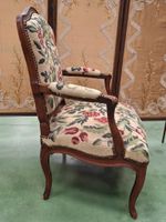 Fauteuil dit "à la reine", en bois mouluré ciré, le dossier … (photo 3)