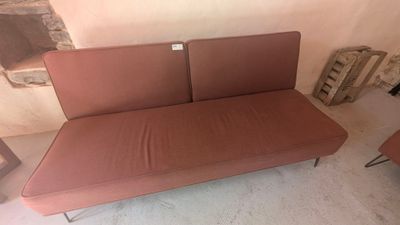 un canapé qui se trouve dans le coin d'une pièce