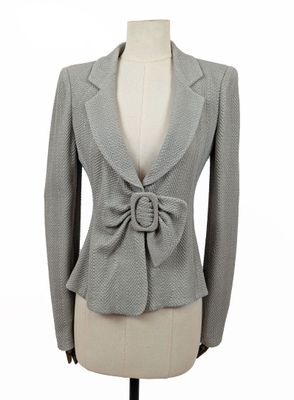 une photo d'une veste pour femme sur un mannequin