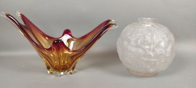 deux vases en verre posés l'un à côté de l'autre sur une table