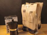 une cafetière et une boîte de café posées sur une table