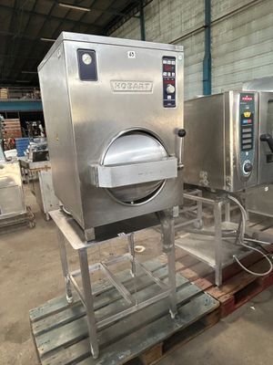 une machine posée sur une palette dans un entrepôt