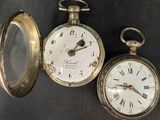 deux horloges placées l'une à côté de l'autre sur une table