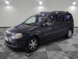 la photo d'une camionnette grise garée dans un garage