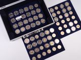 une boîte ouverte contenant un tas de pièces d'argent