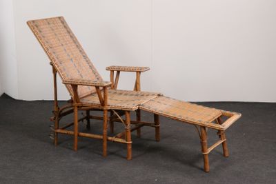 une chaise et une table qui se trouvent dans une pièce