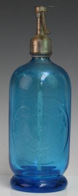 une vieille bouteille en verre bleu avec un bouchon doré et un bec verseur en métal