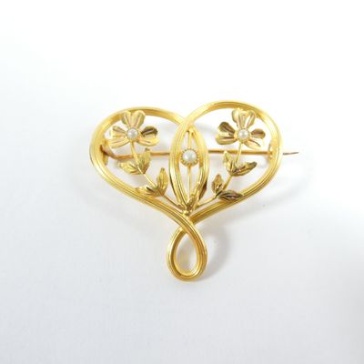 Broche cœur ajouré stylisé : en or jaune 750 mil.