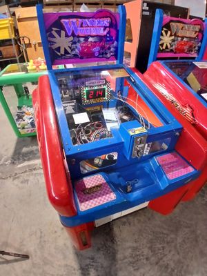 Plusieurs bornes d'arcade sont alignées les unes à côté des autres dans une pièce