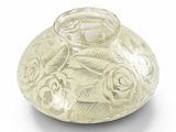 un vase en verre orné d'un motif floral
