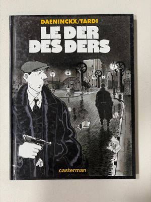 une photo en noir et blanc d'un homme tenant un pistolet
