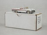 une petite voiture jouet posée sur une boîte