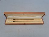 une petite boîte en bois contenant un couteau et une fourchette