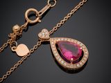 un pendentif en tourmaline rose et diamants, monté sur une chaîne en or