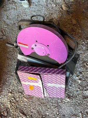un cochon en peluche rose posé sur une boîte rose