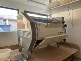 une machine posée sur une table dans une pièce