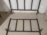 un cadre de lit en métal conçu pour donner l'impression qu'il se trouve dans une chambre