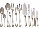 beaucoup d'argenterie sur une table blanche