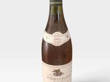 une bouteille de vin posée sur une table