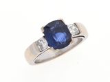 gros plan d'une bague avec un saphir et des diamants
