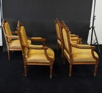 Suite de quatre fauteuils en noyer mouluré et sculpté. (photo 5)
