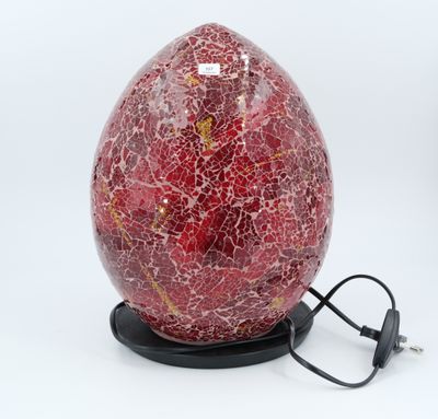 lampe en verre craquelé rouge avec un pied noir et un cordon