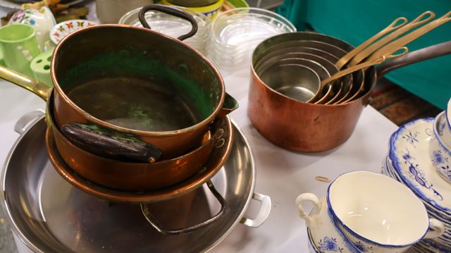Série de six casseroles en cuivre, plat rond, sauteuse, faitout  